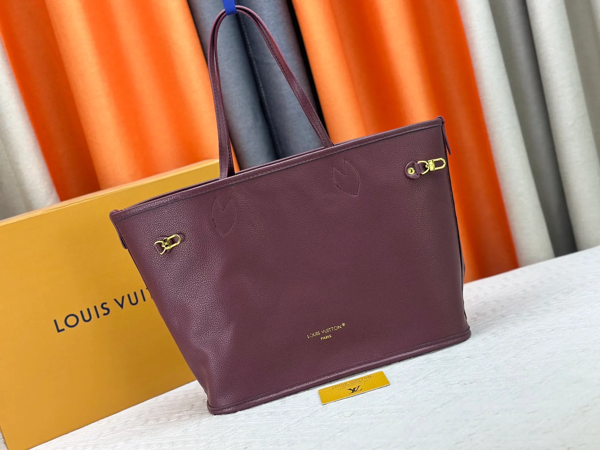 P270 Upgraded original large size M11964 black M11946 rose red M12061 earthy yellow M11946 gray Neverfull Bandoulière Inside Out BB handbag is a double-sided version of the classic design this season, decorated with iconic Monogram canvas and grained leather on the front and back. The removable zipper bag can be used alone or hung externally. The detachable shoulder strap makes it easy to wear cross-body, and the dazzling metal hardware adds a sophisticated detail. Large size 31 x 28 x 14 cm (length x height x width)