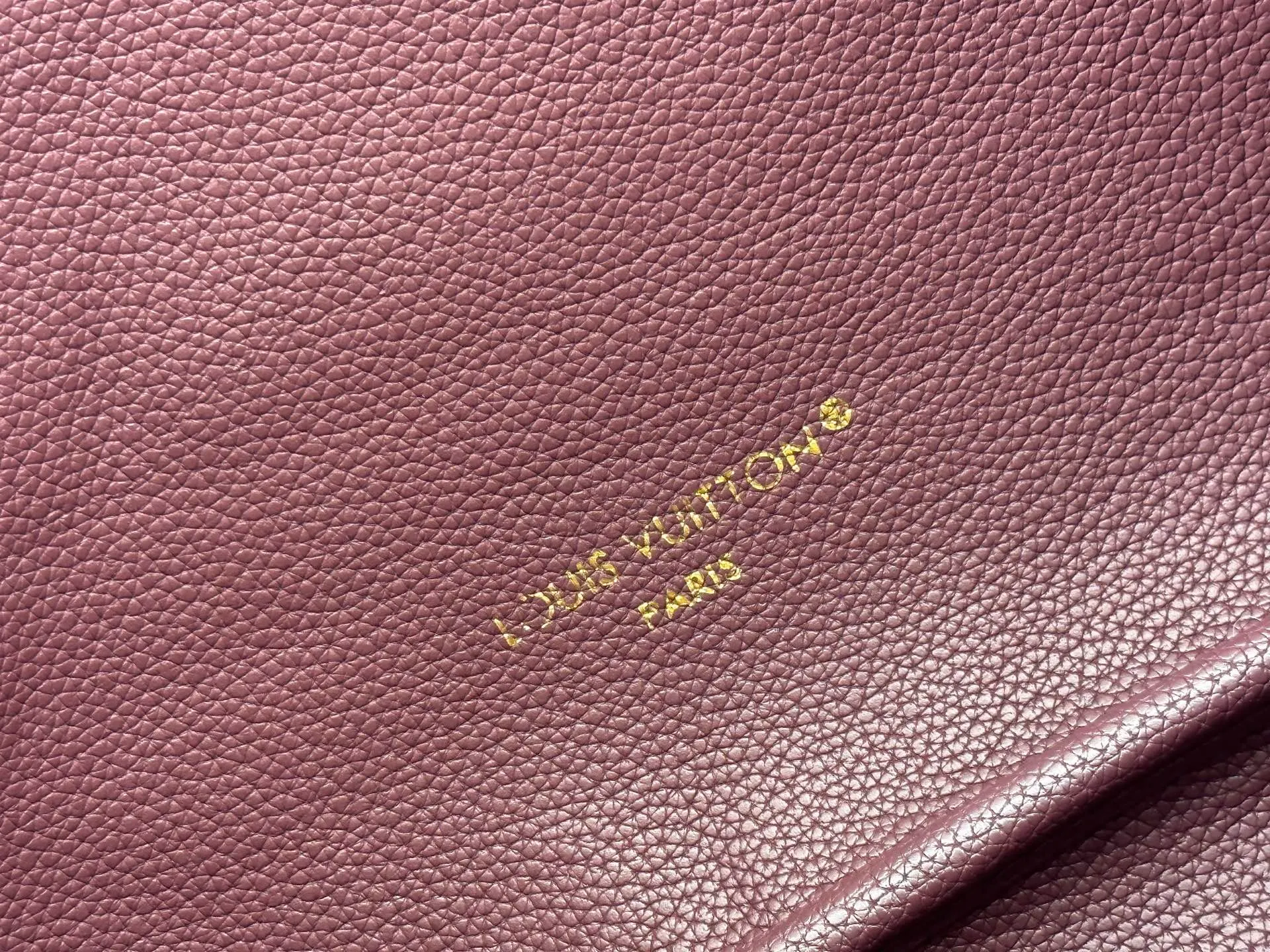 P270 Upgraded original large size M11964 black M11946 rose red M12061 earthy yellow M11946 gray Neverfull Bandoulière Inside Out BB handbag is a double-sided version of the classic design this season, decorated with iconic Monogram canvas and grained leather on the front and back. The removable zipper bag can be used alone or hung externally. The detachable shoulder strap makes it easy to wear cross-body, and the dazzling metal hardware adds a sophisticated detail. Large size 31 x 28 x 14 cm (length x height x width)