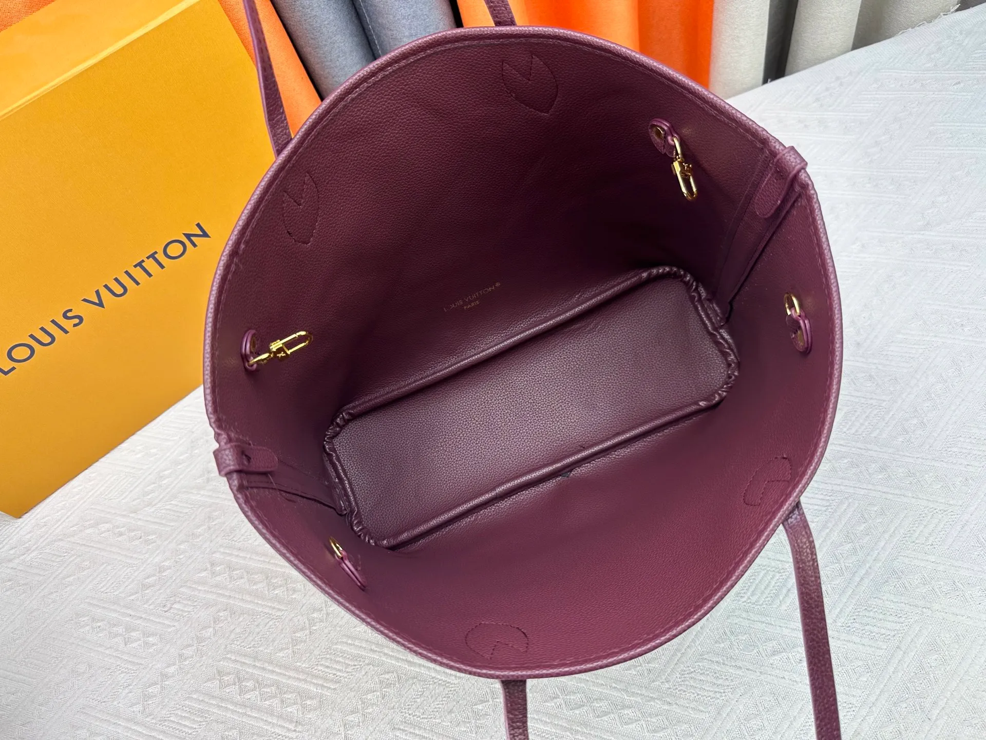 P270 Upgraded original large size M11964 black M11946 rose red M12061 earthy yellow M11946 gray Neverfull Bandoulière Inside Out BB handbag is a double-sided version of the classic design this season, decorated with iconic Monogram canvas and grained leather on the front and back. The removable zipper bag can be used alone or hung externally. The detachable shoulder strap makes it easy to wear cross-body, and the dazzling metal hardware adds a sophisticated detail. Large size 31 x 28 x 14 cm (length x height x width)