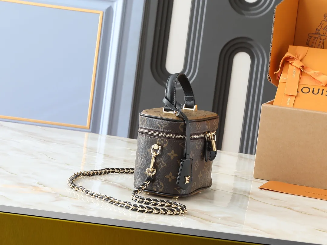 💰240💰Upgraded from the original M45165, this VANITY small handbag for the spring and summer of 2020 witnesses the contemporary movement composed by Nicolas Ghesquitère for Louis Vuitton’s travel heritage. This urban handbag reinterprets the Nice cosmetic bag in Monogram and Monogram Reverse canvas. Whether carried by hand or worn on the shoulder or cross-body with the leather chain strap, the soft and lightweight design can be carried with you. Size:19x13x11cm