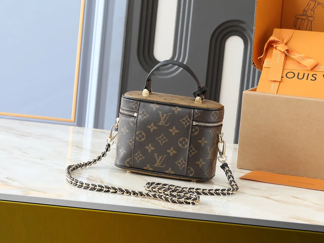 💰240💰Upgraded from the original M45165, this VANITY small handbag for the spring and summer of 2020 witnesses the contemporary movement composed by Nicolas Ghesquitère for Louis Vuitton’s travel heritage. This urban handbag reinterprets the Nice cosmetic bag in Monogram and Monogram Reverse canvas. Whether carried by hand or worn on the shoulder or cross-body with the leather chain strap, the soft and lightweight design can be carried with you. Size:19x13x11cm