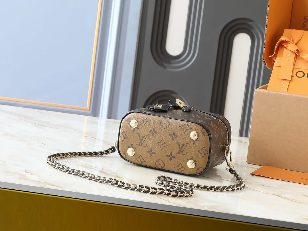💰240💰Upgraded from the original M45165, this VANITY small handbag for the spring and summer of 2020 witnesses the contemporary movement composed by Nicolas Ghesquitère for Louis Vuitton’s travel heritage. This urban handbag reinterprets the Nice cosmetic bag in Monogram and Monogram Reverse canvas. Whether carried by hand or worn on the shoulder or cross-body with the leather chain strap, the soft and lightweight design can be carried with you. Size:19x13x11cm