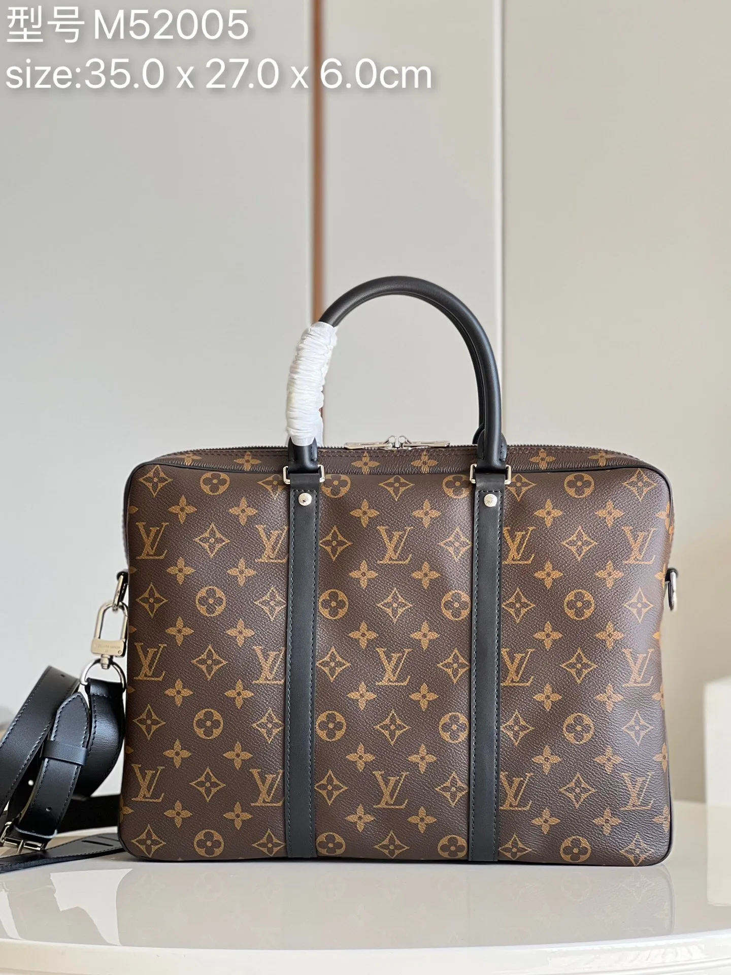 💰940 Top original order [Exclusive real shot M52005] PORTE-DOCUMENTS VOYAGE small briefcase produced by FL has elegant design and powerful functionality. The iconic Damier Ebène canvas creates the ideal Louis Vuitton business bag. Dimensions: 35.0 x 27.0 x 6.0 cm