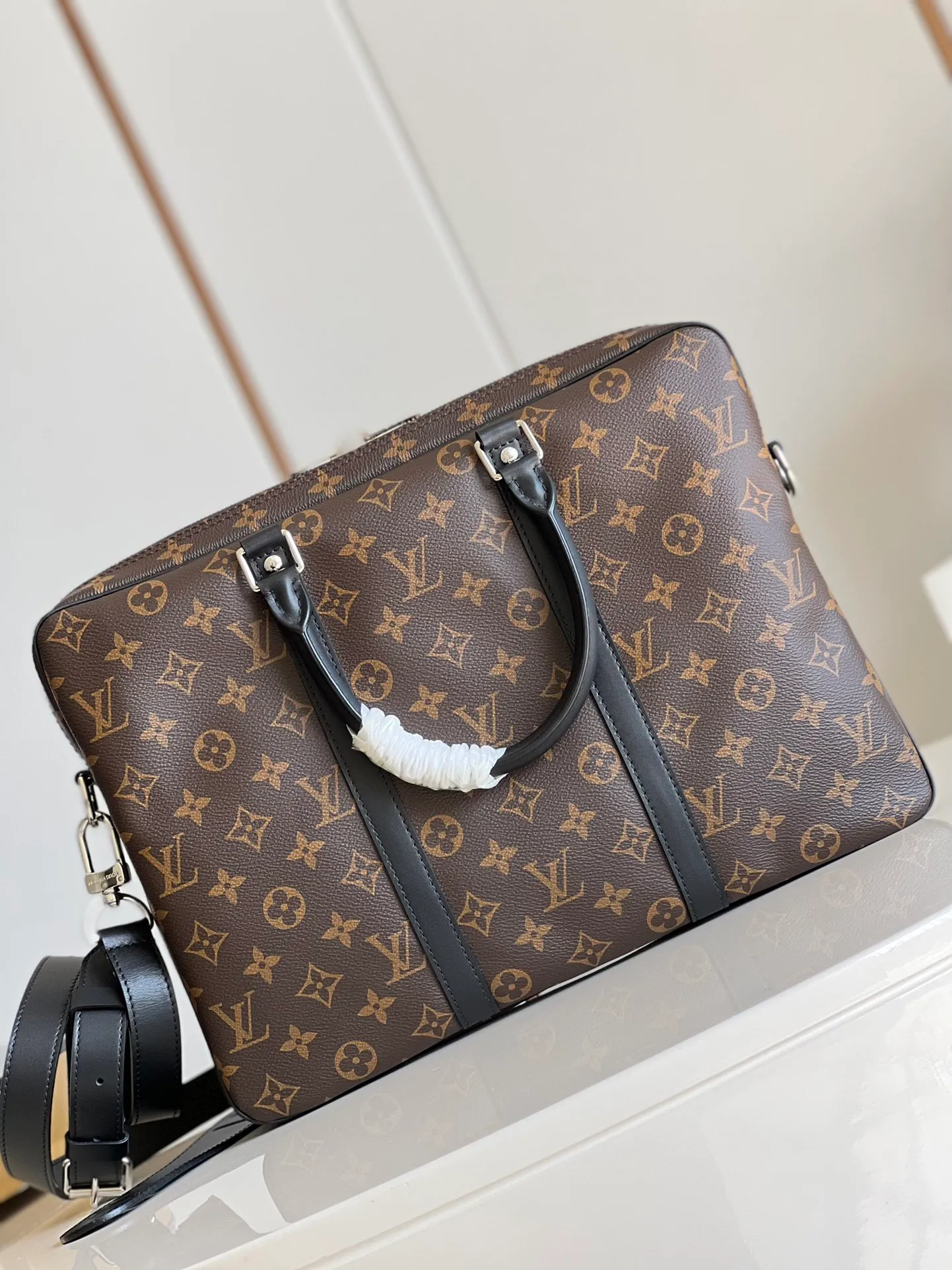 💰940 Top original order [Exclusive real shot M52005] PORTE-DOCUMENTS VOYAGE small briefcase produced by FL has elegant design and powerful functionality. The iconic Damier Ebène canvas creates the ideal Louis Vuitton business bag. Dimensions: 35.0 x 27.0 x 6.0 cm