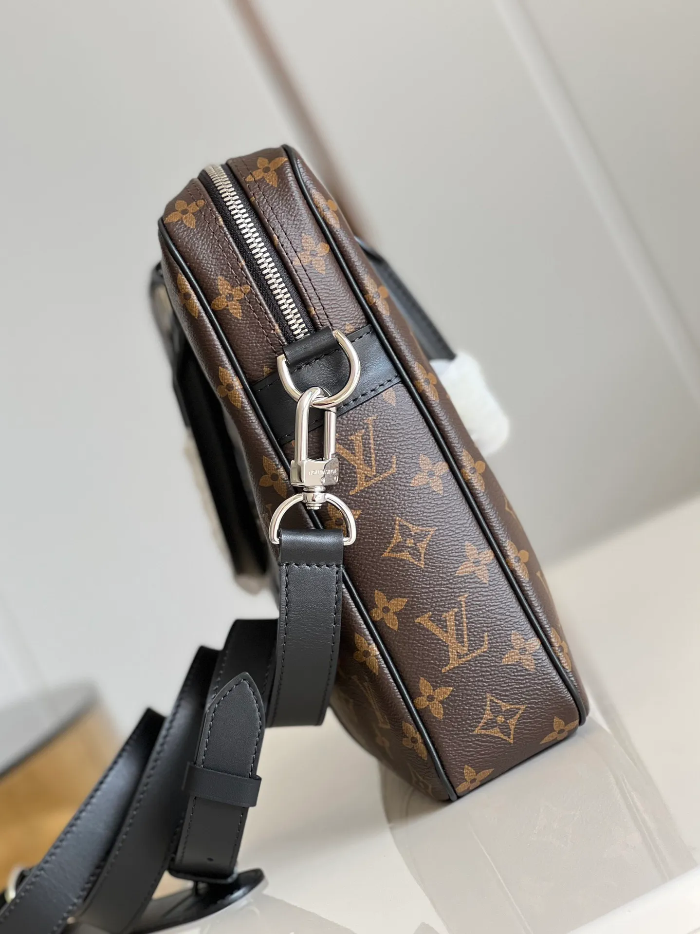 💰940 Top original order [Exclusive real shot M52005] PORTE-DOCUMENTS VOYAGE small briefcase produced by FL has elegant design and powerful functionality. The iconic Damier Ebène canvas creates the ideal Louis Vuitton business bag. Dimensions: 35.0 x 27.0 x 6.0 cm