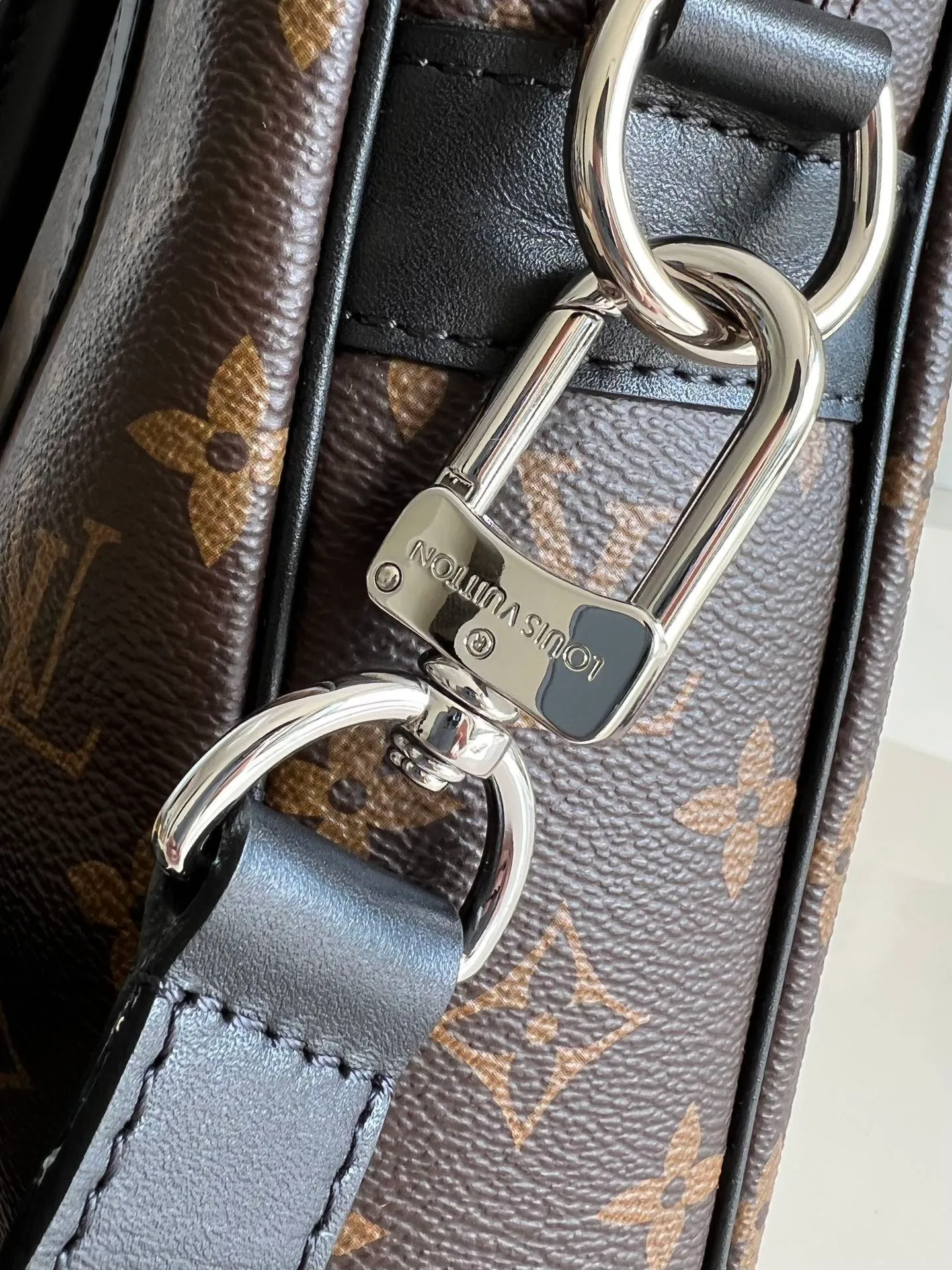 💰940 Top original order [Exclusive real shot M52005] PORTE-DOCUMENTS VOYAGE small briefcase produced by FL has elegant design and powerful functionality. The iconic Damier Ebène canvas creates the ideal Louis Vuitton business bag. Dimensions: 35.0 x 27.0 x 6.0 cm