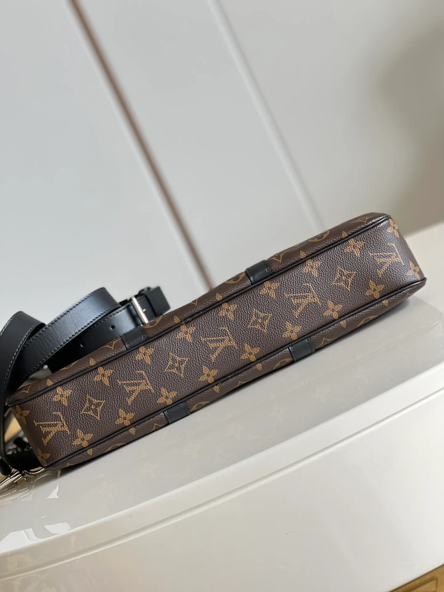 💰940 Top original order [Exclusive real shot M52005] PORTE-DOCUMENTS VOYAGE small briefcase produced by FL has elegant design and powerful functionality. The iconic Damier Ebène canvas creates the ideal Louis Vuitton business bag. Dimensions: 35.0 x 27.0 x 6.0 cm
