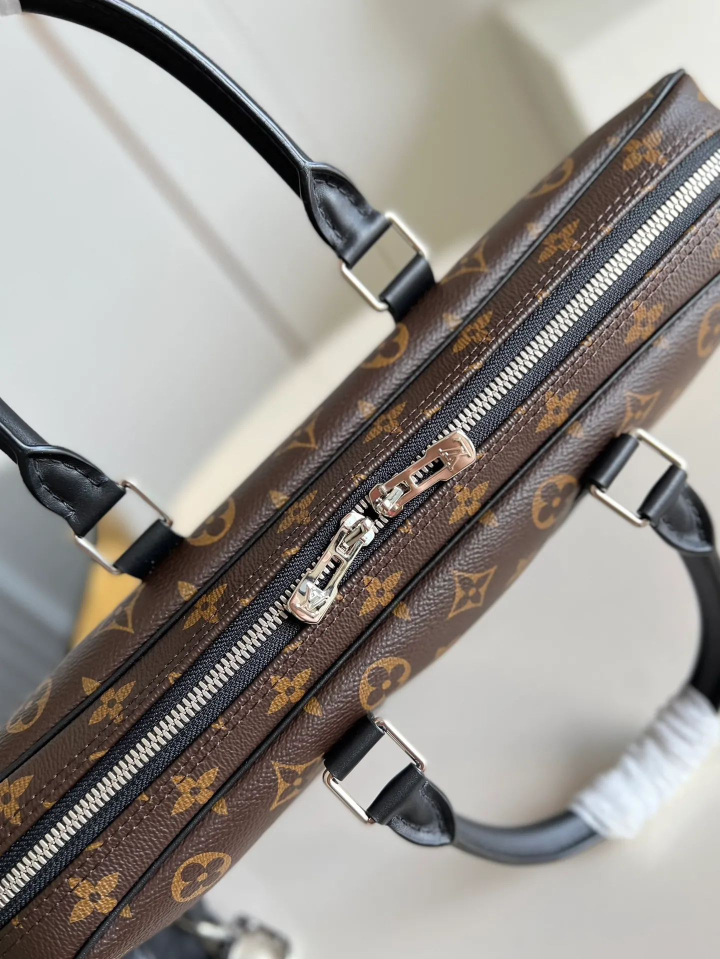 💰940 Top original order [Exclusive real shot M52005] PORTE-DOCUMENTS VOYAGE small briefcase produced by FL has elegant design and powerful functionality. The iconic Damier Ebène canvas creates the ideal Louis Vuitton business bag. Dimensions: 35.0 x 27.0 x 6.0 cm