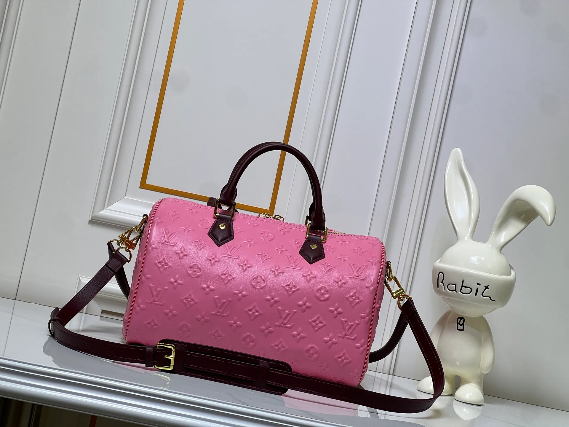 Batch 320💰M10660 M13344 This Speedy Soft 30 handbag uses retro touches to interpret the Monogram Dune elements, with aircraft-shaped decoration and collage-effect labels, paying tribute to the design of the Gaston Louis Vuitton collection series. The long handle makes it easy to carry on the shoulder, making it a great travel companion. 30.0 x 21.0 x 17.0 cm (length x height x width)