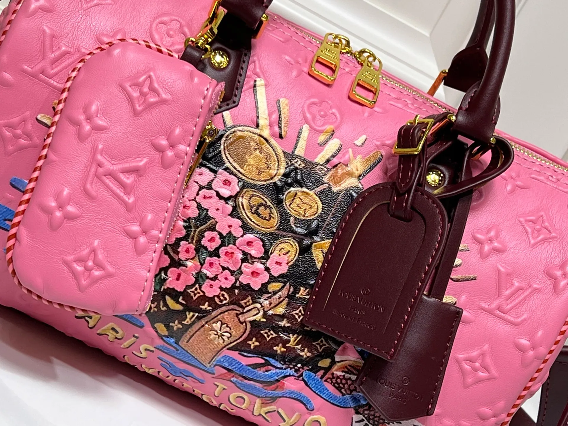 Batch 320💰M10660 M13344 This Speedy Soft 30 handbag uses retro touches to interpret the Monogram Dune elements, with aircraft-shaped decoration and collage-effect labels, paying tribute to the design of the Gaston Louis Vuitton collection series. The long handle makes it easy to carry on the shoulder, making it a great travel companion. 30.0 x 21.0 x 17.0 cm (length x height x width)