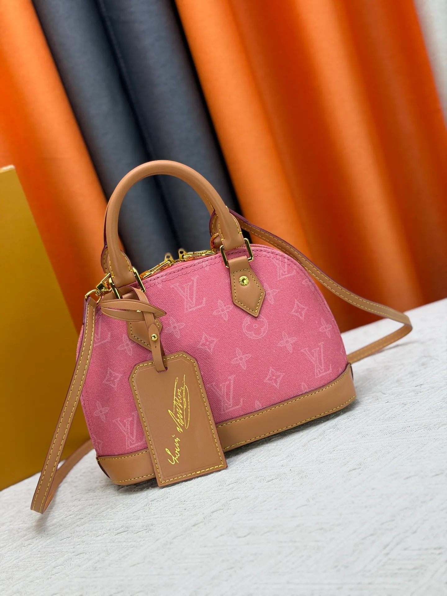 P280 [ALMA BB handbag] m27526 blue flower, M27525 rice flower, M28272 pink flower, M53152-M53151-M28272-M26084 This Alma BB handbag comes from the Travels With Grace Coddington series launched by Louis Vuitton and Grace Coddington, focusing on the fun Meowgram pattern. The canvas body is trimmed with calfskin and the fabric shoulder strap reads "Louis Vuitton" in Coddington's script. The exquisite padlocks and key cases once again prove the brand's exquisite craftsmanship.  Dimensions: 17.5 x 11.5 x 23.5 cm (height x width x length)