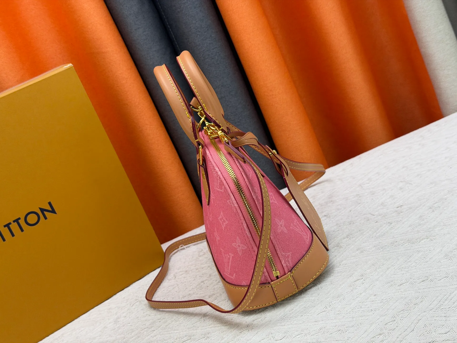 P280 [ALMA BB handbag] m27526 blue flower, M27525 rice flower, M28272 pink flower, M53152-M53151-M28272-M26084 This Alma BB handbag comes from the Travels With Grace Coddington series launched by Louis Vuitton and Grace Coddington, focusing on the fun Meowgram pattern. The canvas body is trimmed with calfskin and the fabric shoulder strap reads "Louis Vuitton" in Coddington's script. The exquisite padlocks and key cases once again prove the brand's exquisite craftsmanship.  Dimensions: 17.5 x 11.5 x 23.5 cm (height x width x length)