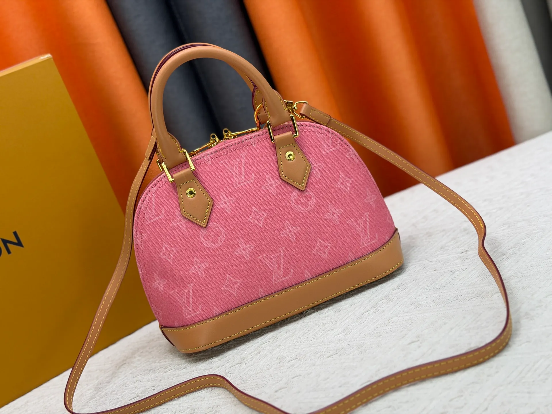 P280 [ALMA BB handbag] m27526 blue flower, M27525 rice flower, M28272 pink flower, M53152-M53151-M28272-M26084 This Alma BB handbag comes from the Travels With Grace Coddington series launched by Louis Vuitton and Grace Coddington, focusing on the fun Meowgram pattern. The canvas body is trimmed with calfskin and the fabric shoulder strap reads "Louis Vuitton" in Coddington's script. The exquisite padlocks and key cases once again prove the brand's exquisite craftsmanship.  Dimensions: 17.5 x 11.5 x 23.5 cm (height x width x length)