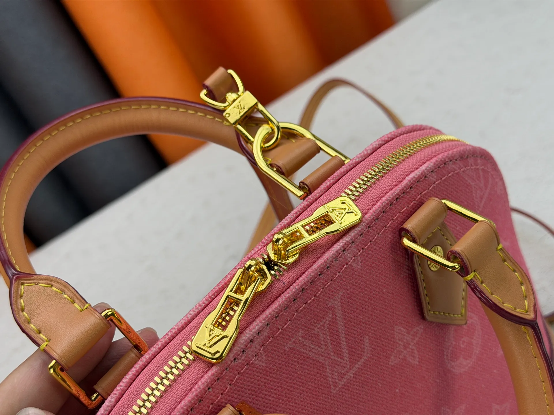 P280 [ALMA BB handbag] m27526 blue flower, M27525 rice flower, M28272 pink flower, M53152-M53151-M28272-M26084 This Alma BB handbag comes from the Travels With Grace Coddington series launched by Louis Vuitton and Grace Coddington, focusing on the fun Meowgram pattern. The canvas body is trimmed with calfskin and the fabric shoulder strap reads "Louis Vuitton" in Coddington's script. The exquisite padlocks and key cases once again prove the brand's exquisite craftsmanship.  Dimensions: 17.5 x 11.5 x 23.5 cm (height x width x length)