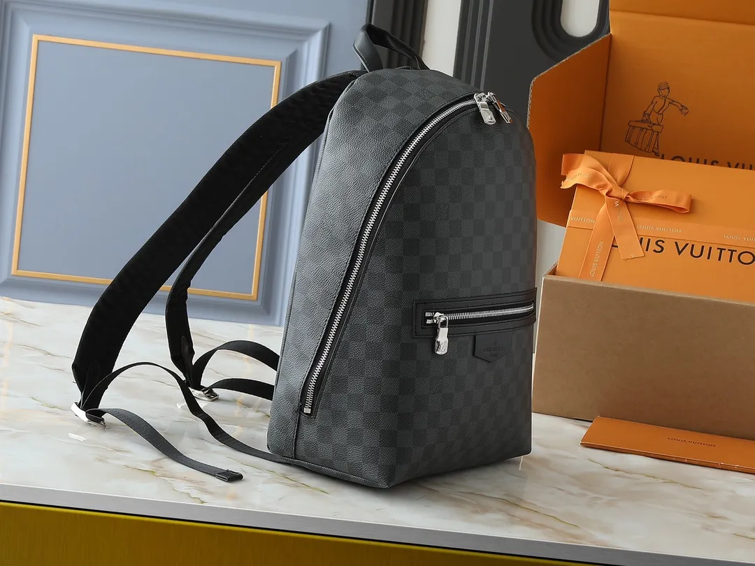 💰300💰Upgraded from the original M14020 black flower. Lime green. Presbyopia. Black checkered. This Discovery Slim double shoulder bag is made of Monogram Eclipse coated canvas. It has a compact structure and integrates pens into the laptop pocket. It can easily be used in business, leisure or leisure occasions with a trendy attitude. The adjustable shoulder straps with fabric lining enhance the comfortable carrying experience, and the zippered front pocket makes it easy to store daily necessities. Size:38x13x28cm