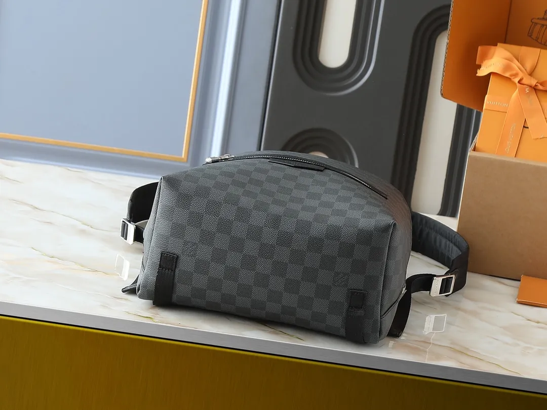 💰300💰Upgraded from the original M14020 black flower. Lime green. Presbyopia. Black checkered. This Discovery Slim double shoulder bag is made of Monogram Eclipse coated canvas. It has a compact structure and integrates pens into the laptop pocket. It can easily be used in business, leisure or leisure occasions with a trendy attitude. The adjustable shoulder straps with fabric lining enhance the comfortable carrying experience, and the zippered front pocket makes it easy to store daily necessities. Size:38x13x28cm