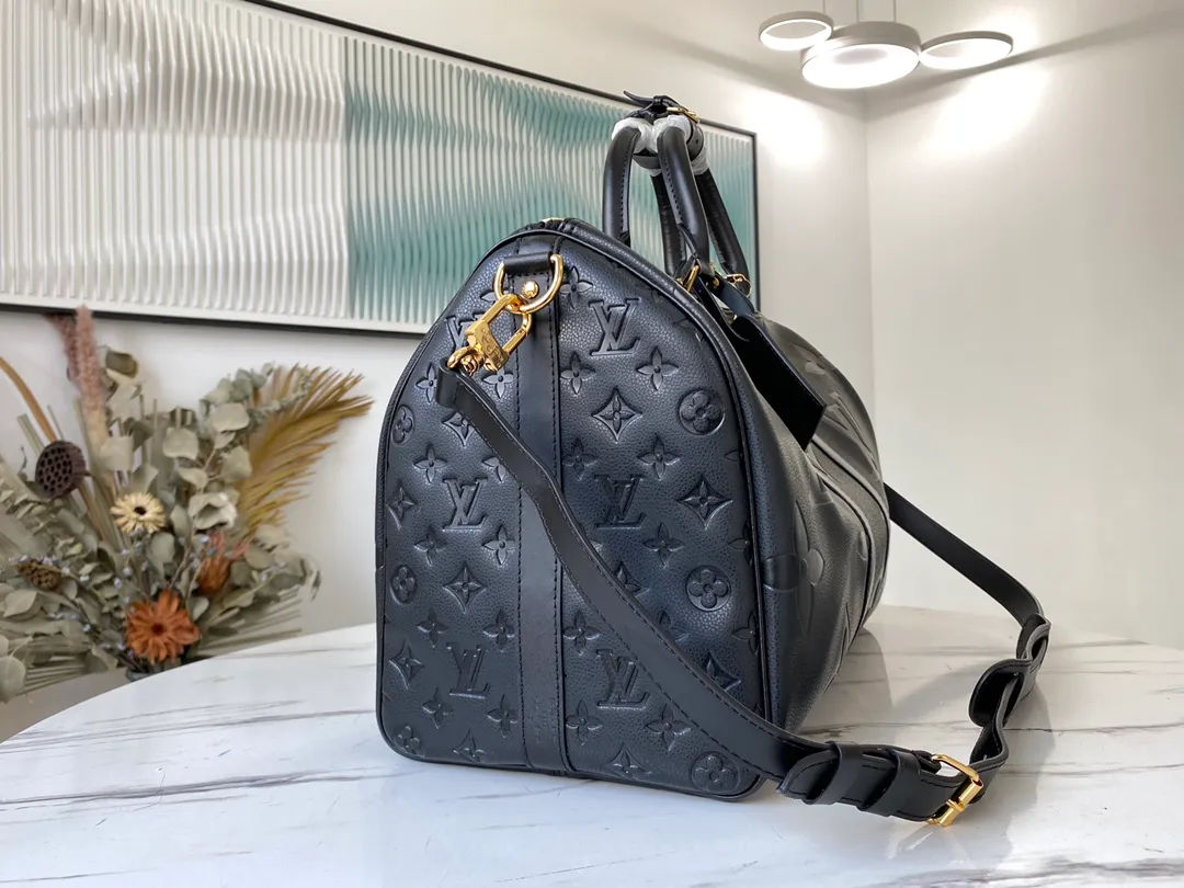 💰1340 (top-grain leather) top original order M45532 This Keepall Bandoulière 45 travel bag is made of soft Monogram Empreinte Giant leather with metal parts. Its oversized Monogram embossing implicitly conveys an elegant atmosphere, and the zipper inner pocket adds functional details. Dimensions: 45 x 27 x 20 cm