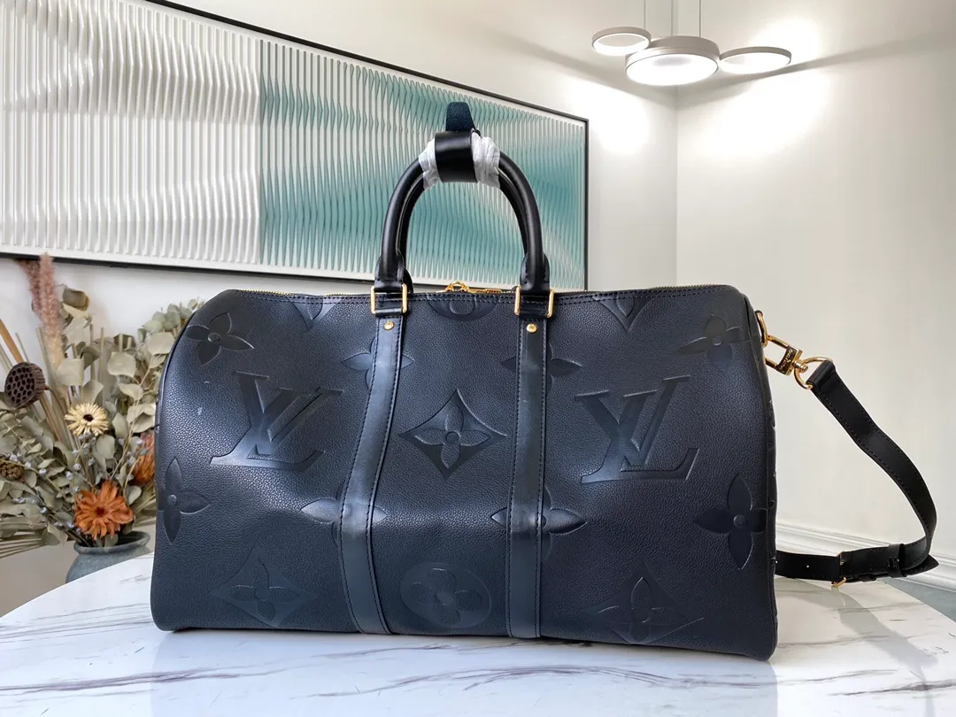💰1340 (top-grain leather) top original order M45532 This Keepall Bandoulière 45 travel bag is made of soft Monogram Empreinte Giant leather with metal parts. Its oversized Monogram embossing implicitly conveys an elegant atmosphere, and the zipper inner pocket adds functional details. Dimensions: 45 x 27 x 20 cm