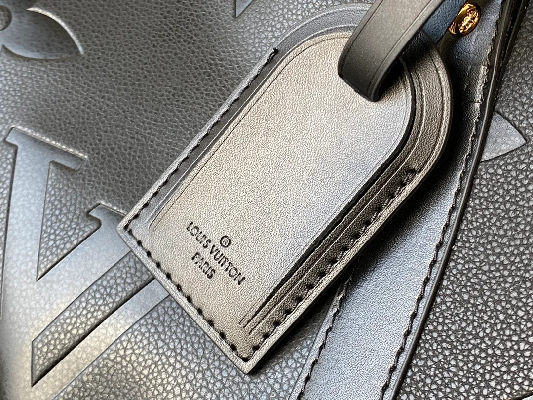 💰1340 (top-grain leather) top original order M45532 This Keepall Bandoulière 45 travel bag is made of soft Monogram Empreinte Giant leather with metal parts. Its oversized Monogram embossing implicitly conveys an elegant atmosphere, and the zipper inner pocket adds functional details. Dimensions: 45 x 27 x 20 cm