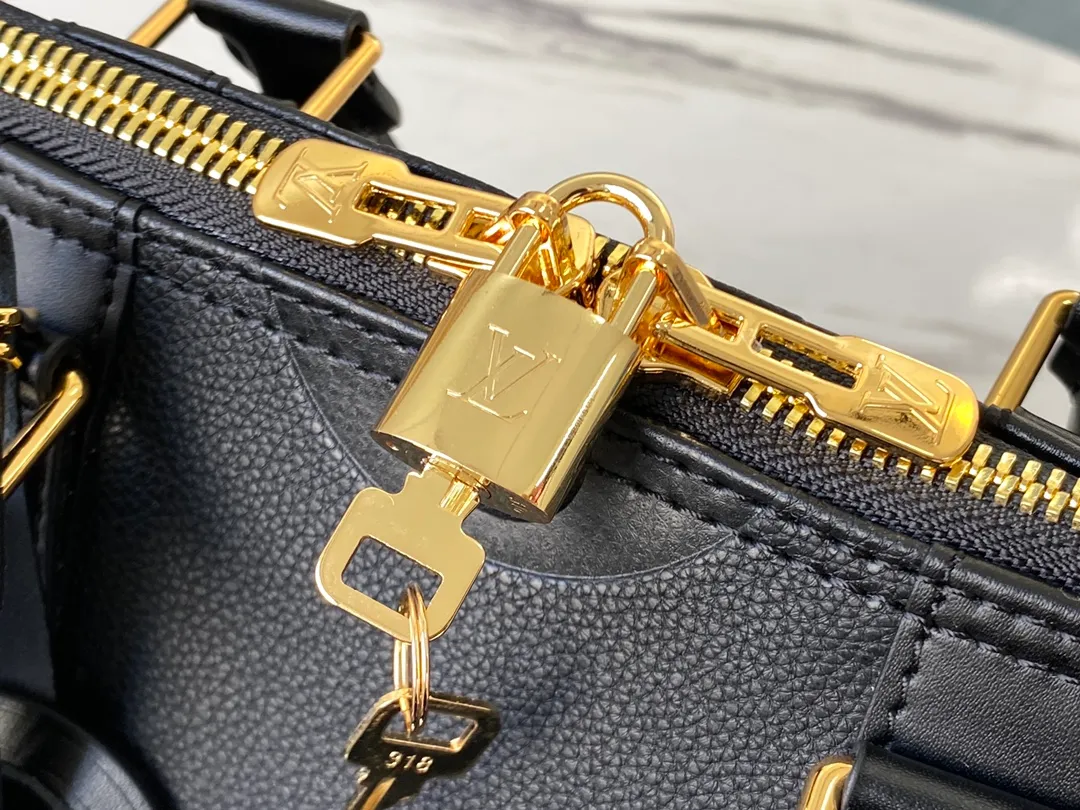💰1340 (top-grain leather) top original order M45532 This Keepall Bandoulière 45 travel bag is made of soft Monogram Empreinte Giant leather with metal parts. Its oversized Monogram embossing implicitly conveys an elegant atmosphere, and the zipper inner pocket adds functional details. Dimensions: 45 x 27 x 20 cm