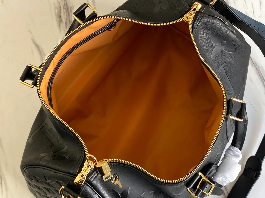 💰1340 (top-grain leather) top original order M45532 This Keepall Bandoulière 45 travel bag is made of soft Monogram Empreinte Giant leather with metal parts. Its oversized Monogram embossing implicitly conveys an elegant atmosphere, and the zipper inner pocket adds functional details. Dimensions: 45 x 27 x 20 cm