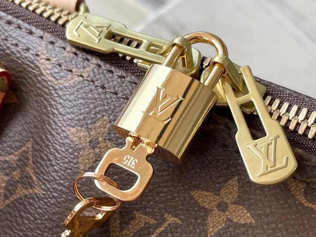 💰1040 (55 size) top original M41414 presbyopic yellow leather, spacious capacity, flexible use. Durable, safe and reliable. Fashionable style, mature and stable. Features a secure double zipper and padlock, making it perfect for business or pleasure. Dimensions: 55 × 31 × 26 cm