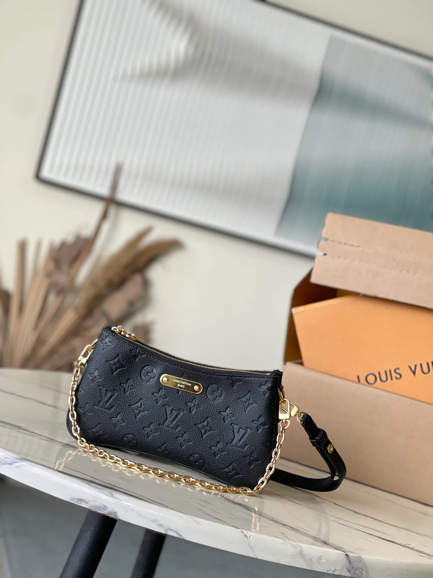 💰1020 (top layer leather) top original single M83301 black Monogram Empreinte leather Liv pochette can fit tightly on the arm. It comes with a removable gold-tone chain and a removable, adjustable double strap and is crafted from signature natural cowhide leather. A secure double zip closure and engraved gold plaque complete this stylish piece. size：24x13x6.5cm