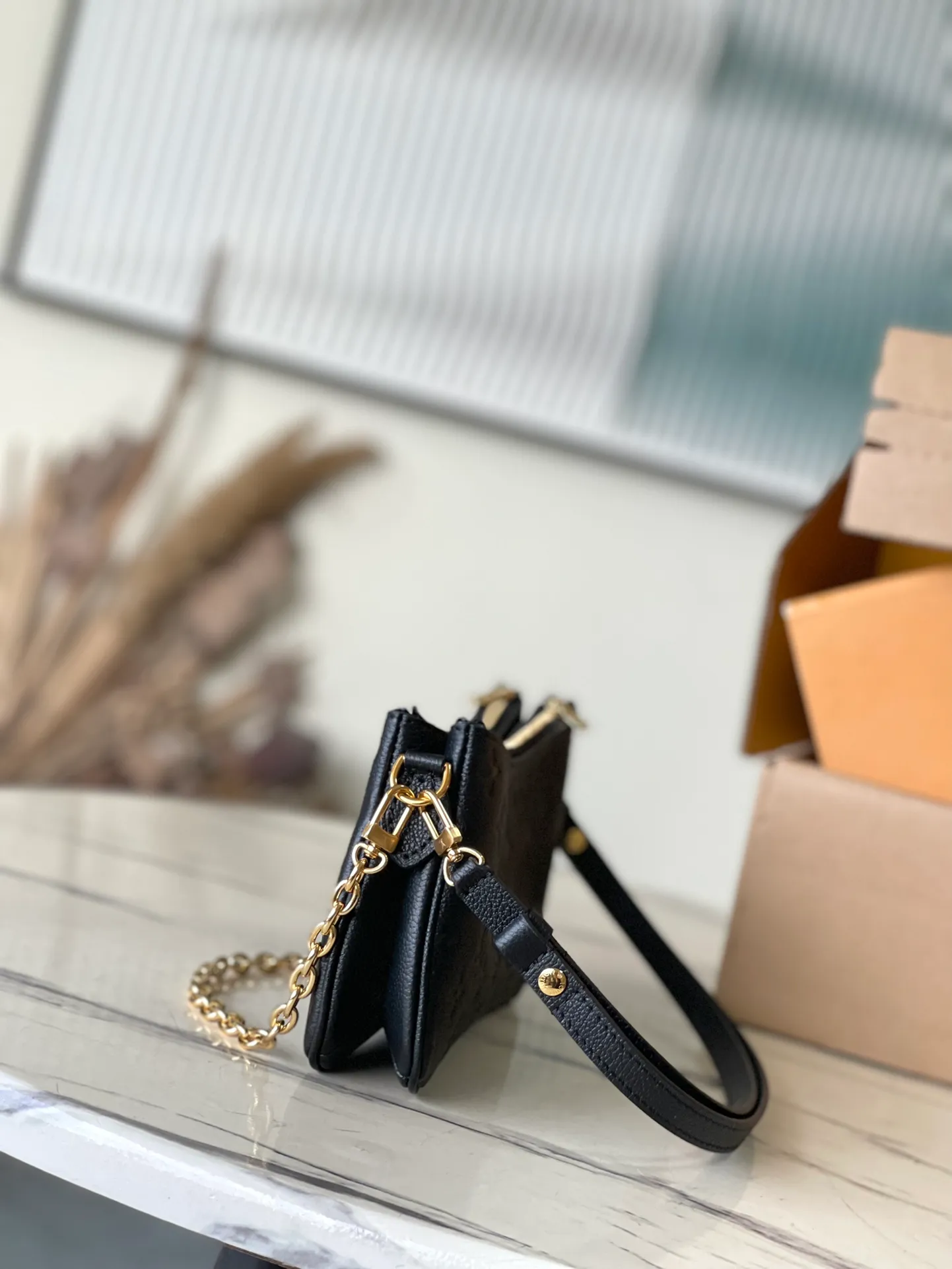 💰1020 (top layer leather) top original single M83301 black Monogram Empreinte leather Liv pochette can fit tightly on the arm. It comes with a removable gold-tone chain and a removable, adjustable double strap and is crafted from signature natural cowhide leather. A secure double zip closure and engraved gold plaque complete this stylish piece. size：24x13x6.5cm