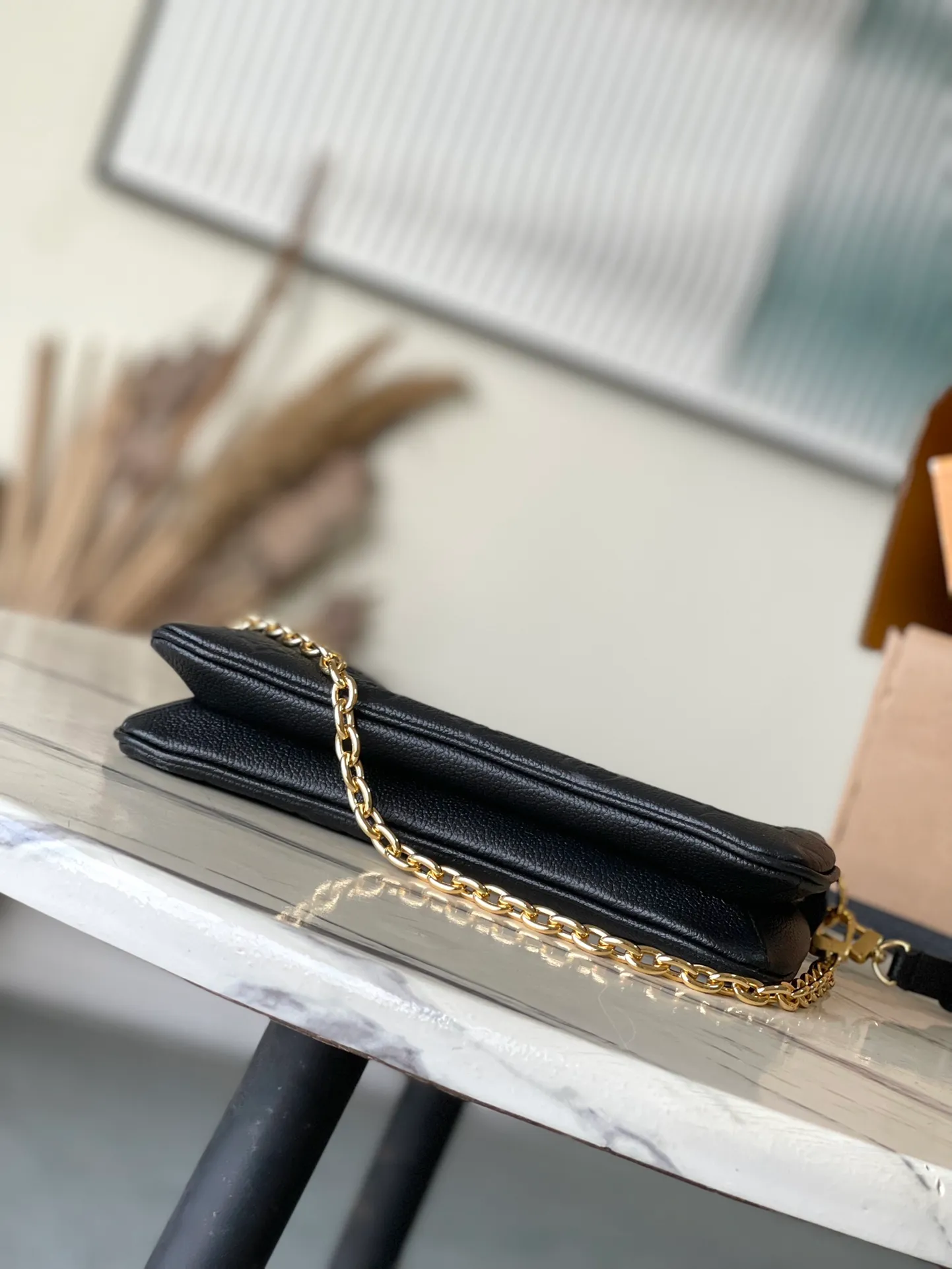 💰1020 (top layer leather) top original single M83301 black Monogram Empreinte leather Liv pochette can fit tightly on the arm. It comes with a removable gold-tone chain and a removable, adjustable double strap and is crafted from signature natural cowhide leather. A secure double zip closure and engraved gold plaque complete this stylish piece. size：24x13x6.5cm