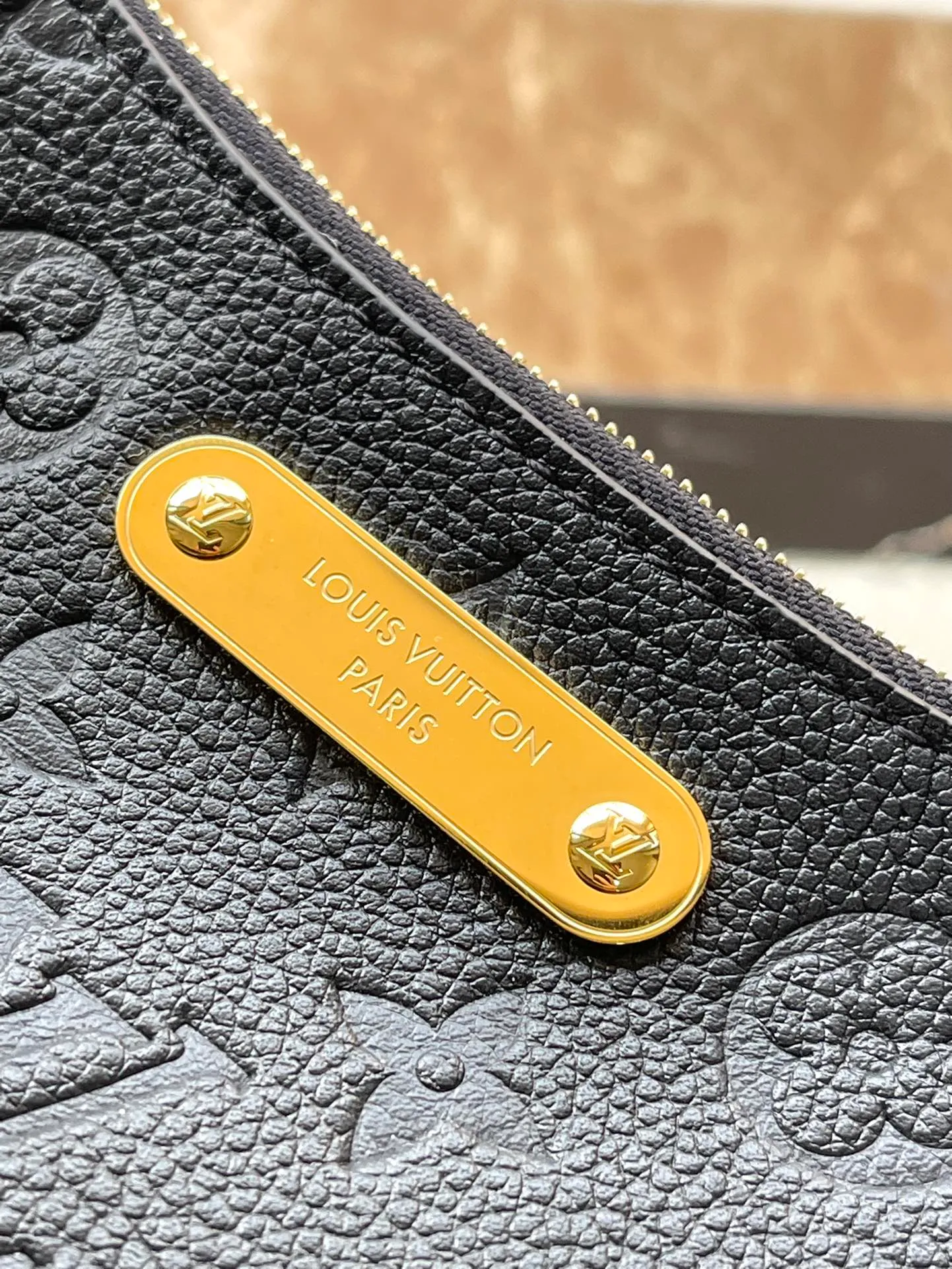 💰1020 (top layer leather) top original single M83301 black Monogram Empreinte leather Liv pochette can fit tightly on the arm. It comes with a removable gold-tone chain and a removable, adjustable double strap and is crafted from signature natural cowhide leather. A secure double zip closure and engraved gold plaque complete this stylish piece. size：24x13x6.5cm