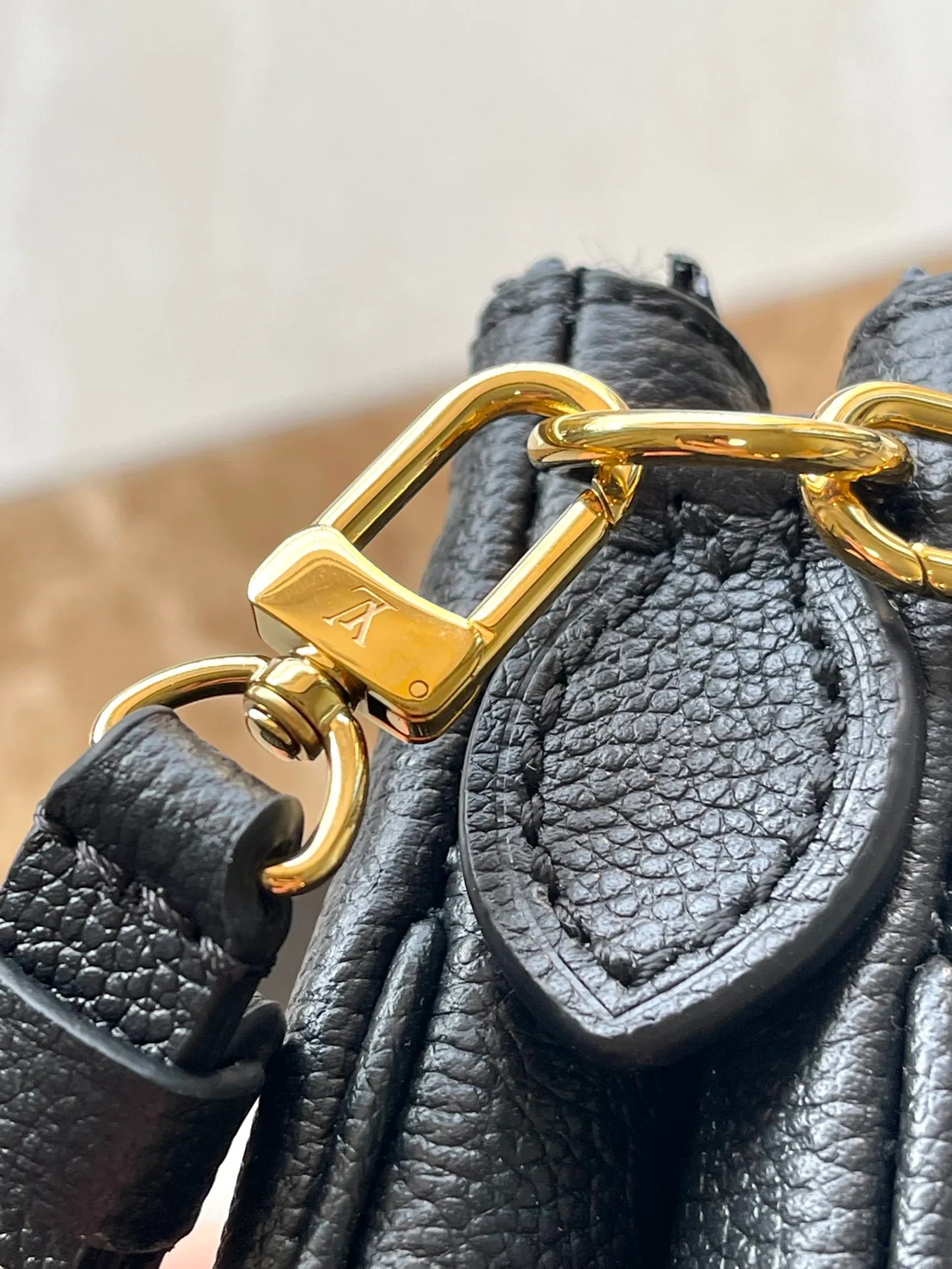 💰1020 (top layer leather) top original single M83301 black Monogram Empreinte leather Liv pochette can fit tightly on the arm. It comes with a removable gold-tone chain and a removable, adjustable double strap and is crafted from signature natural cowhide leather. A secure double zip closure and engraved gold plaque complete this stylish piece. size：24x13x6.5cm