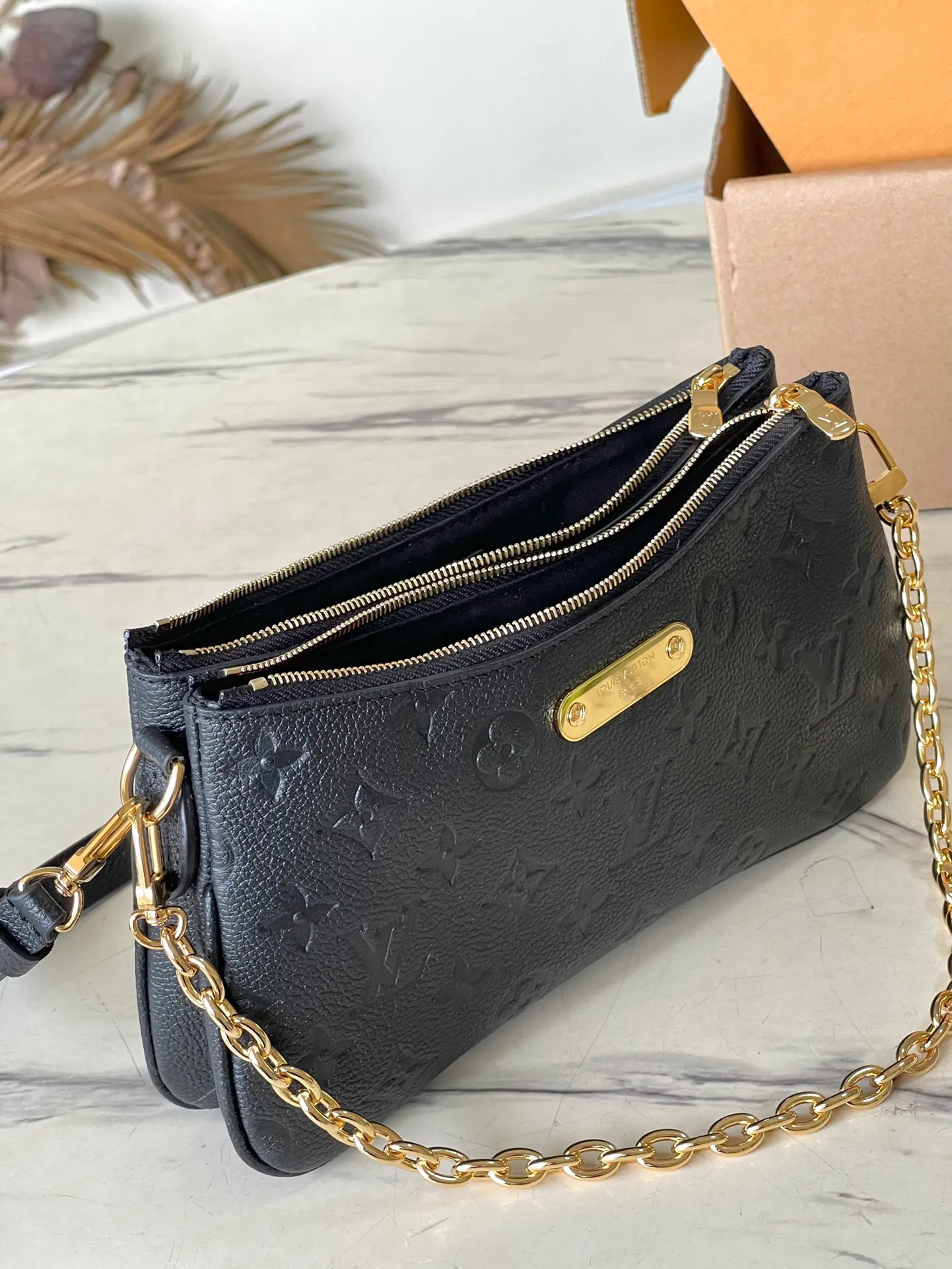 💰1020 (top layer leather) top original single M83301 black Monogram Empreinte leather Liv pochette can fit tightly on the arm. It comes with a removable gold-tone chain and a removable, adjustable double strap and is crafted from signature natural cowhide leather. A secure double zip closure and engraved gold plaque complete this stylish piece. size：24x13x6.5cm