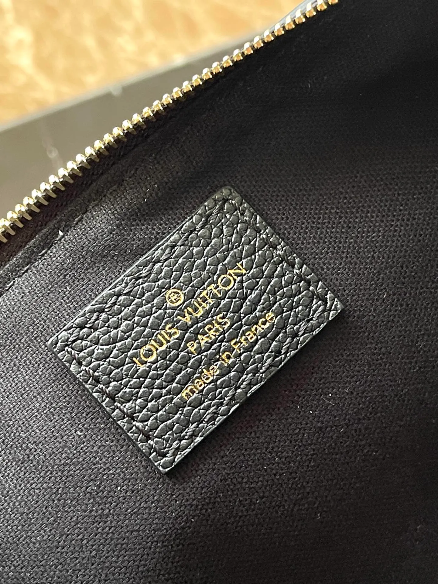 💰1020 (top layer leather) top original single M83301 black Monogram Empreinte leather Liv pochette can fit tightly on the arm. It comes with a removable gold-tone chain and a removable, adjustable double strap and is crafted from signature natural cowhide leather. A secure double zip closure and engraved gold plaque complete this stylish piece. size：24x13x6.5cm