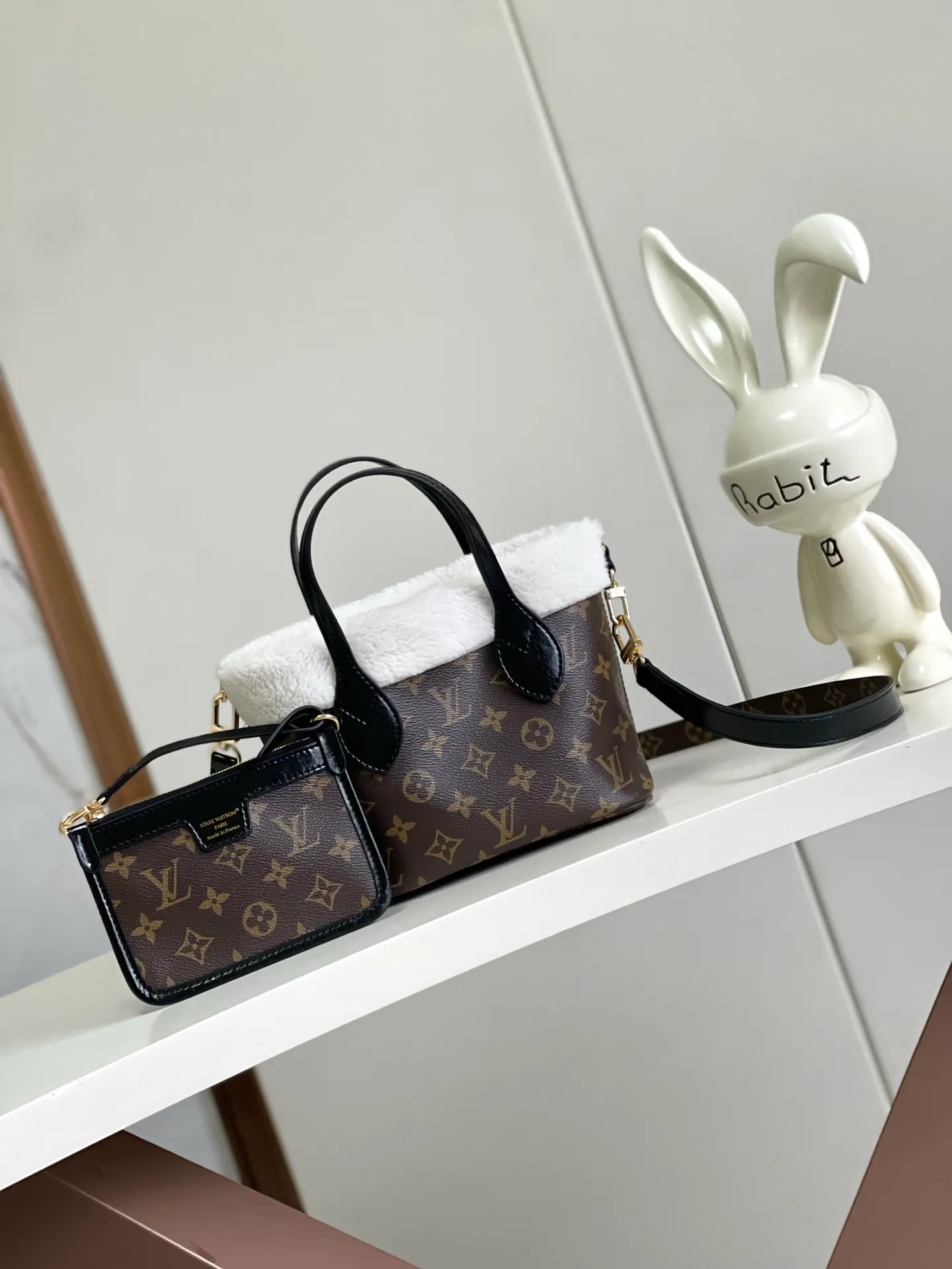 💰980 Top quality original M26315 wool presbyopic 163c01 chip presbyopic sherpa double-sided Neverfull Bandoulière Inside Out BB handbag from the LV Ski series, made of Monogram canvas with trendy shearling trim and lining. The Teddygram logo is laid out on it, creating a sophisticated style with dazzling metal parts. A zippered pocket adds a finishing touch to the reversible design, allowing it to be held individually. Long straps allow for comfortable cross-body wear Dimensions: 26.5x16.5 x 11