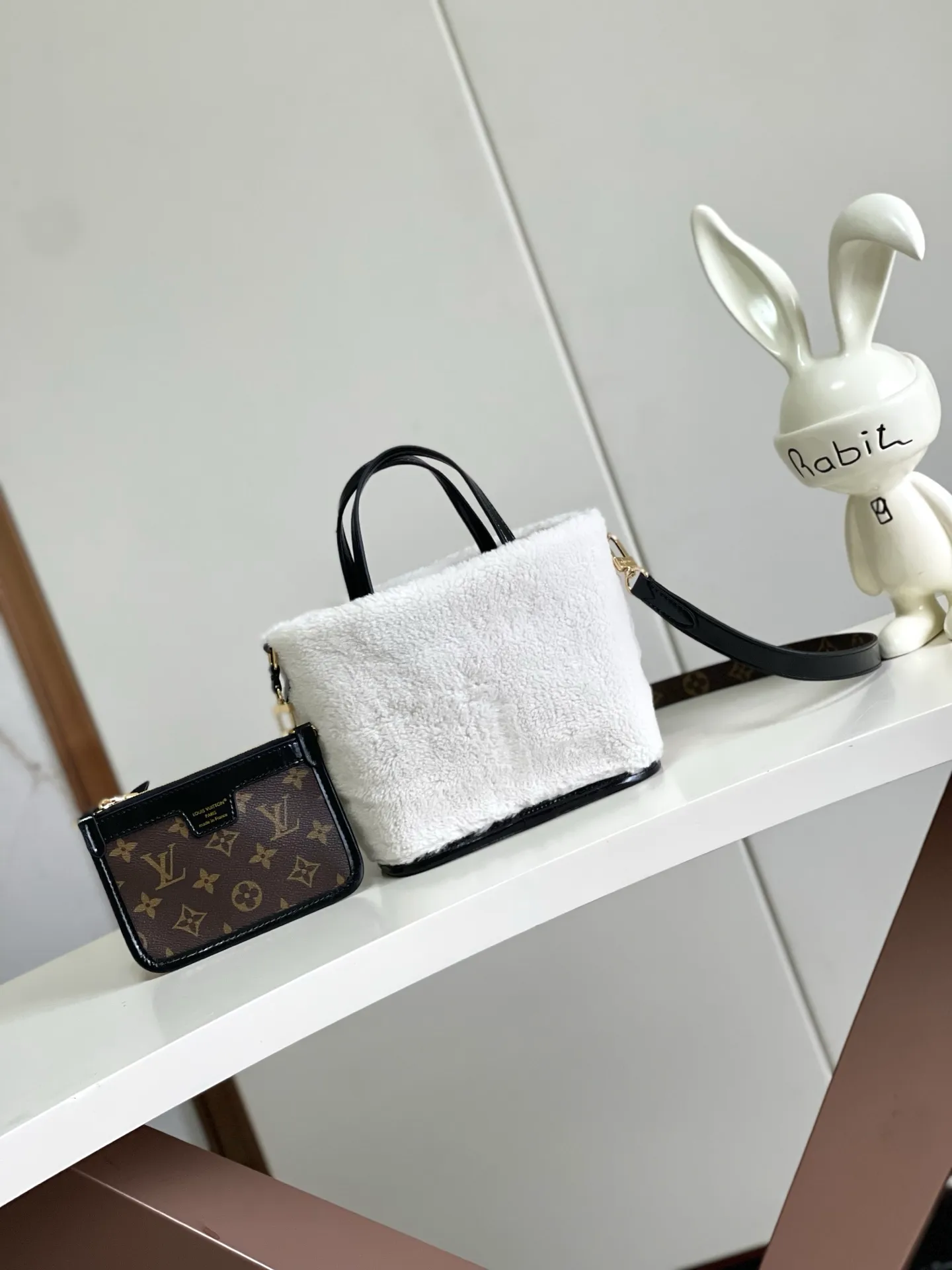 💰980 Top quality original M26315 wool presbyopic 163c01 chip presbyopic sherpa double-sided Neverfull Bandoulière Inside Out BB handbag from the LV Ski series, made of Monogram canvas with trendy shearling trim and lining. The Teddygram logo is laid out on it, creating a sophisticated style with dazzling metal parts. A zippered pocket adds a finishing touch to the reversible design, allowing it to be held individually. Long straps allow for comfortable cross-body wear Dimensions: 26.5x16.5 x 11