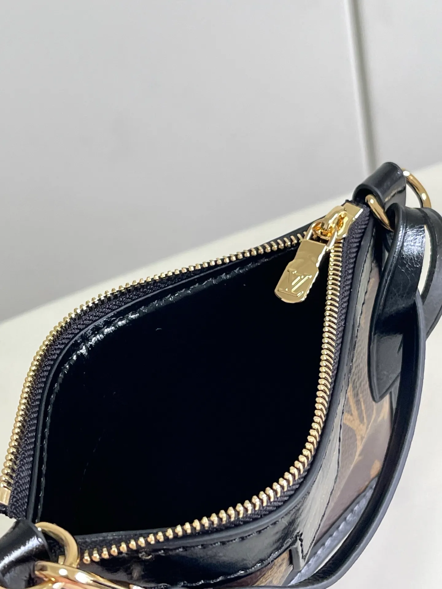 💰980 Top quality original M26315 wool presbyopic 163c01 chip presbyopic sherpa double-sided Neverfull Bandoulière Inside Out BB handbag from the LV Ski series, made of Monogram canvas with trendy shearling trim and lining. The Teddygram logo is laid out on it, creating a sophisticated style with dazzling metal parts. A zippered pocket adds a finishing touch to the reversible design, allowing it to be held individually. Long straps allow for comfortable cross-body wear Dimensions: 26.5x16.5 x 11