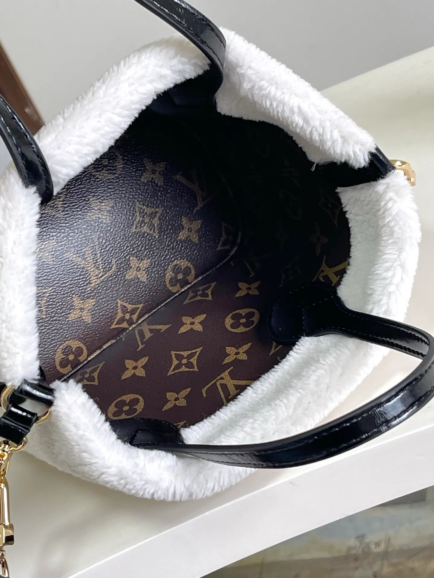 💰980 Top quality original M26315 wool presbyopic 163c01 chip presbyopic sherpa double-sided Neverfull Bandoulière Inside Out BB handbag from the LV Ski series, made of Monogram canvas with trendy shearling trim and lining. The Teddygram logo is laid out on it, creating a sophisticated style with dazzling metal parts. A zippered pocket adds a finishing touch to the reversible design, allowing it to be held individually. Long straps allow for comfortable cross-body wear Dimensions: 26.5x16.5 x 11