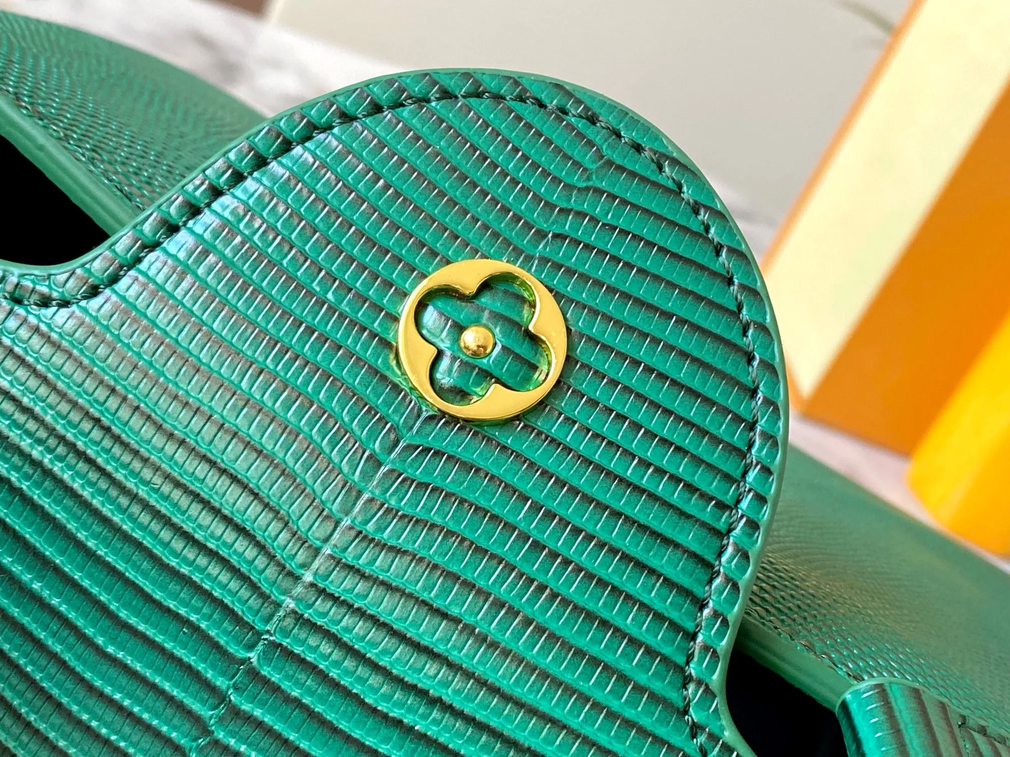 Top original P440 Guangzhou-made M99528 green lizard skin gold buckle CapucinesBB handbag exquisitely combines graceful lizard skin outer layer, delicate sheepskin lining and glossy metal parts. The iconic flap makes two styles fashionable. The LV logo can be read on the inside and Monogram flowers bloom on the outside. It can light up an eye-catching corner for evening occasions and add a personalized atmosphere to the wardrobe. Shine gorgeous style in day and night occasions.  Detailed features 27 x 18 x 9 cm (length x height x width)