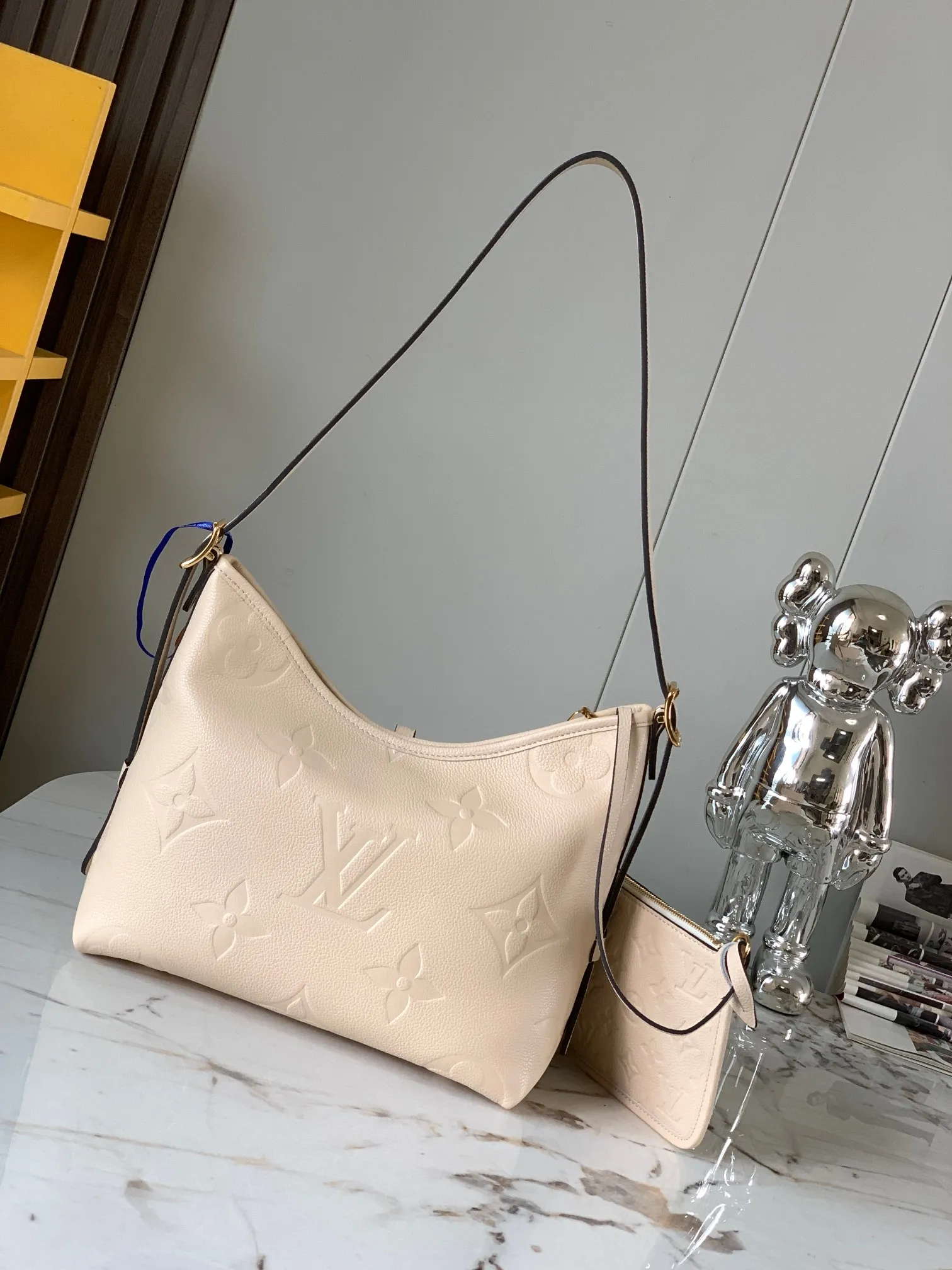 P1460 [Original leather 💋 M46293 cream color embossed] This small CarryAl handbag is made of Monogram Empreinte embossed leather, with secure opening and closing, elegant interior and removable zipper bag, providing a comfortable choice for daily travel. With the clever use of the adjustable shoulder strap, you can switch between hand-carrying, shoulder-carrying and cross-body carrying. Detailed features 24 x 29.5x12 cm (length x height x width)