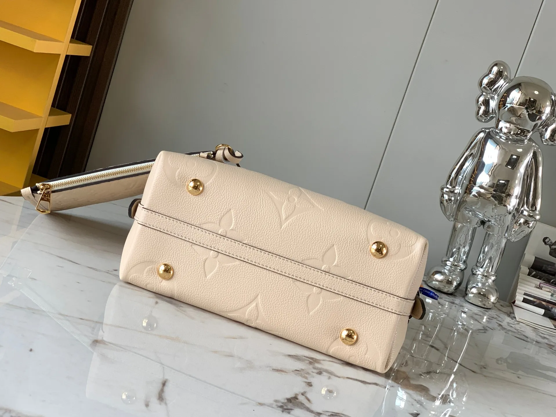 P1460 [Original leather 💋 M46293 cream color embossed] This small CarryAl handbag is made of Monogram Empreinte embossed leather, with secure opening and closing, elegant interior and removable zipper bag, providing a comfortable choice for daily travel. With the clever use of the adjustable shoulder strap, you can switch between hand-carrying, shoulder-carrying and cross-body carrying. Detailed features 24 x 29.5x12 cm (length x height x width)