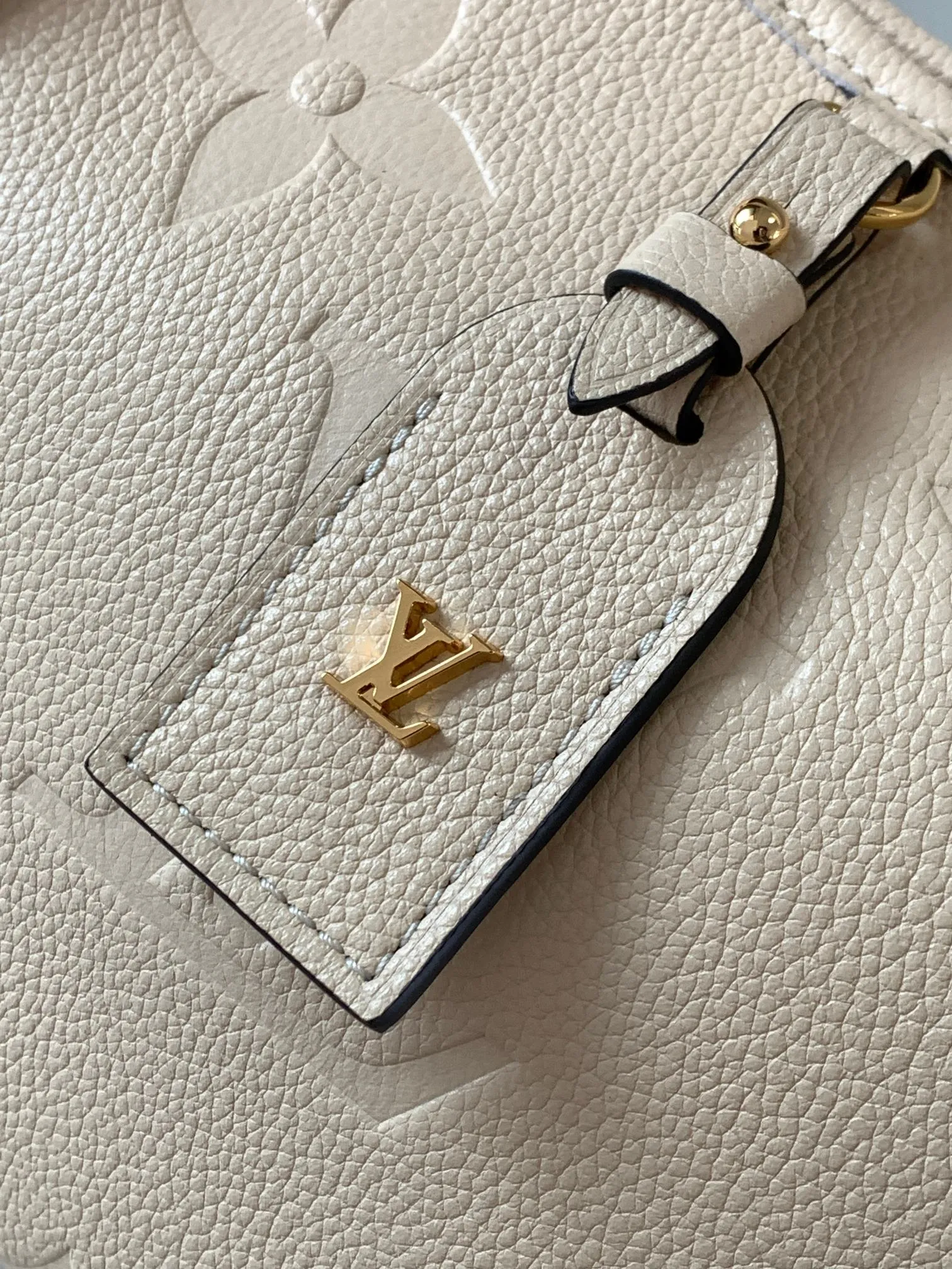 P1460 [Original leather 💋 M46293 cream color embossed] This small CarryAl handbag is made of Monogram Empreinte embossed leather, with secure opening and closing, elegant interior and removable zipper bag, providing a comfortable choice for daily travel. With the clever use of the adjustable shoulder strap, you can switch between hand-carrying, shoulder-carrying and cross-body carrying. Detailed features 24 x 29.5x12 cm (length x height x width)