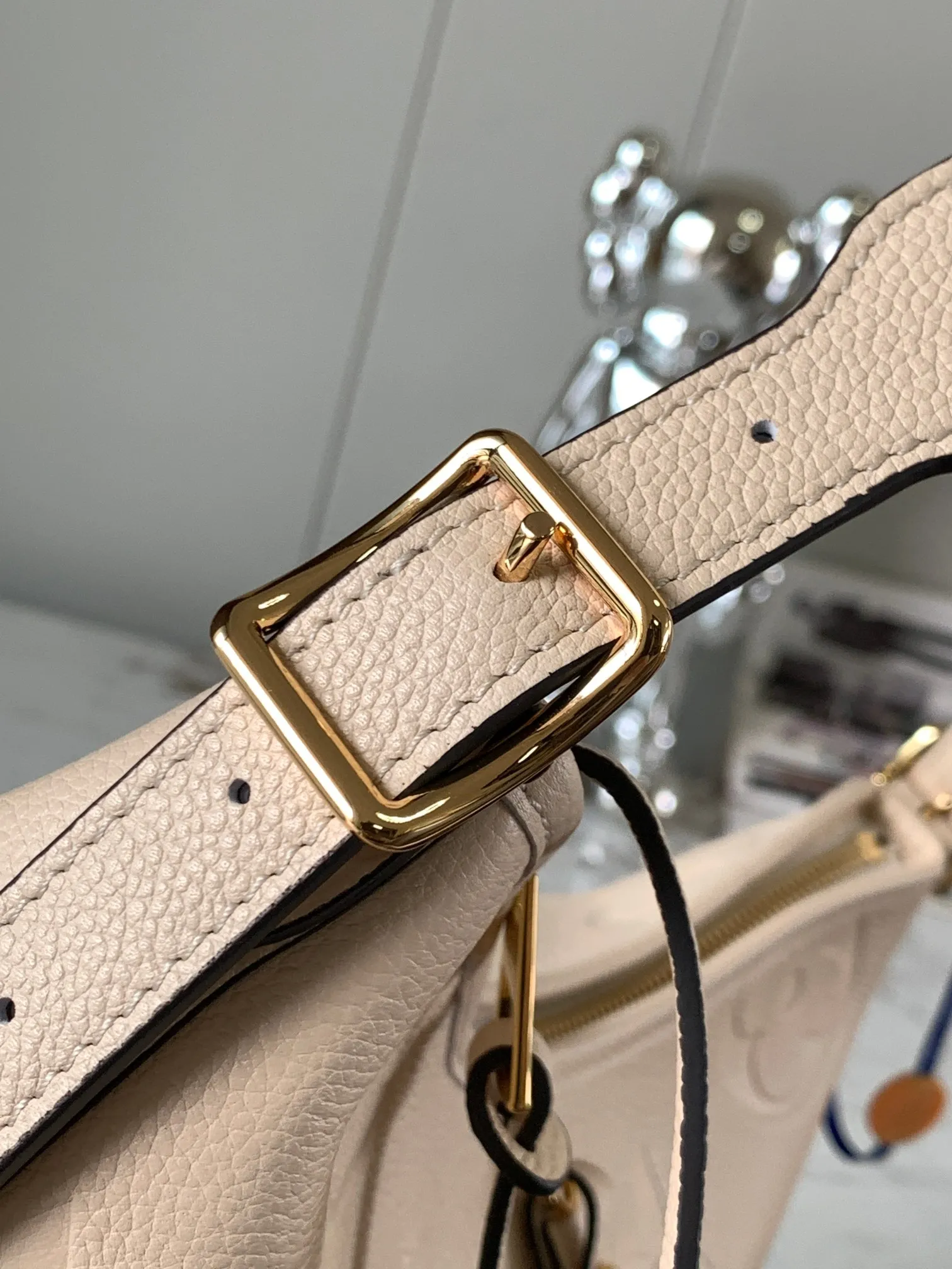 P1460 [Original leather 💋 M46293 cream color embossed] This small CarryAl handbag is made of Monogram Empreinte embossed leather, with secure opening and closing, elegant interior and removable zipper bag, providing a comfortable choice for daily travel. With the clever use of the adjustable shoulder strap, you can switch between hand-carrying, shoulder-carrying and cross-body carrying. Detailed features 24 x 29.5x12 cm (length x height x width)