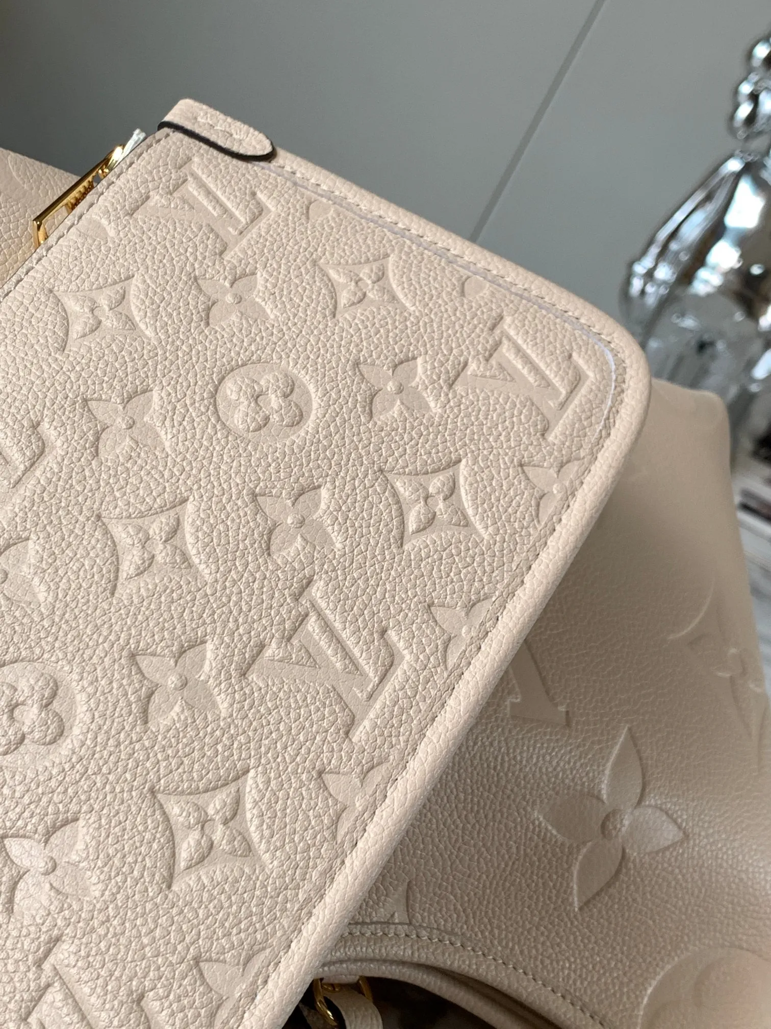 P1460 [Original leather 💋 M46293 cream color embossed] This small CarryAl handbag is made of Monogram Empreinte embossed leather, with secure opening and closing, elegant interior and removable zipper bag, providing a comfortable choice for daily travel. With the clever use of the adjustable shoulder strap, you can switch between hand-carrying, shoulder-carrying and cross-body carrying. Detailed features 24 x 29.5x12 cm (length x height x width)