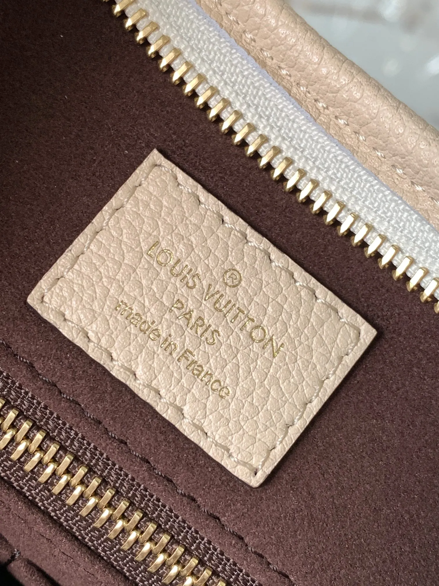 P1460 [Original leather 💋 M46293 cream color embossed] This small CarryAl handbag is made of Monogram Empreinte embossed leather, with secure opening and closing, elegant interior and removable zipper bag, providing a comfortable choice for daily travel. With the clever use of the adjustable shoulder strap, you can switch between hand-carrying, shoulder-carrying and cross-body carrying. Detailed features 24 x 29.5x12 cm (length x height x width)