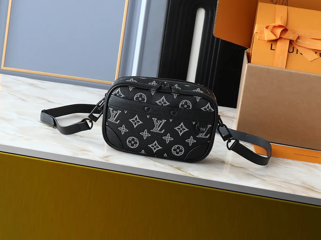 💰260💰Upgraded from the original M83383 M82542 M82544 M82801 mini men's messenger bag series. The new Zly hx NANO ALPHA handbag of the season. The Neo Alpha handbag condenses the design of the past Alpha handbag with rounded strokes and uses soft Monogram Eclipse canvas to build a casual silhouette. The ample space is equipped with a zipper compartment and front patch pocket to hold daily necessities such as mobile phones, cards and keys, and comes with a detachable and adjustable leather shoulder strap. 18.5 x 11 x 6.5 cm.