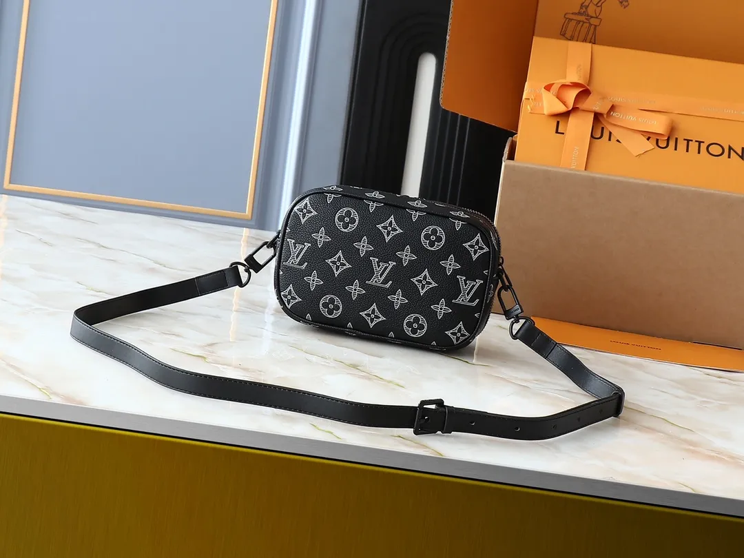 💰260💰Upgraded from the original M83383 M82542 M82544 M82801 mini men's messenger bag series. The new Zly hx NANO ALPHA handbag of the season. The Neo Alpha handbag condenses the design of the past Alpha handbag with rounded strokes and uses soft Monogram Eclipse canvas to build a casual silhouette. The ample space is equipped with a zipper compartment and front patch pocket to hold daily necessities such as mobile phones, cards and keys, and comes with a detachable and adjustable leather shoulder strap. 18.5 x 11 x 6.5 cm.
