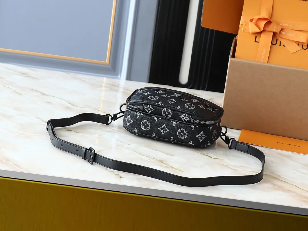 💰260💰Upgraded from the original M83383 M82542 M82544 M82801 mini men's messenger bag series. The new Zly hx NANO ALPHA handbag of the season. The Neo Alpha handbag condenses the design of the past Alpha handbag with rounded strokes and uses soft Monogram Eclipse canvas to build a casual silhouette. The ample space is equipped with a zipper compartment and front patch pocket to hold daily necessities such as mobile phones, cards and keys, and comes with a detachable and adjustable leather shoulder strap. 18.5 x 11 x 6.5 cm.
