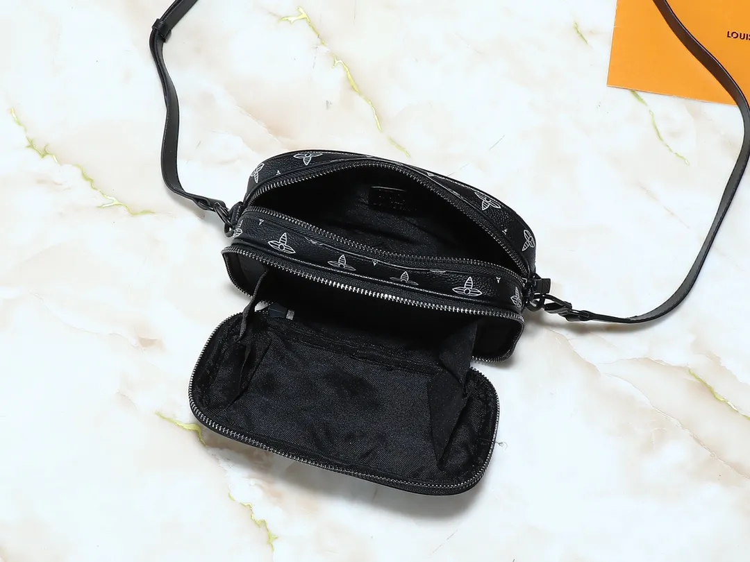 💰260💰Upgraded from the original M83383 M82542 M82544 M82801 mini men's messenger bag series. The new Zly hx NANO ALPHA handbag of the season. The Neo Alpha handbag condenses the design of the past Alpha handbag with rounded strokes and uses soft Monogram Eclipse canvas to build a casual silhouette. The ample space is equipped with a zipper compartment and front patch pocket to hold daily necessities such as mobile phones, cards and keys, and comes with a detachable and adjustable leather shoulder strap. 18.5 x 11 x 6.5 cm.