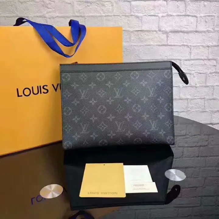 P130LV POCHETTE VOYAGE M61692 41696 Medium Handbag The handbag is made of the new iconic black and gray Monogram Eclipse canvas. This new Pochette Voyage medium handbag with a strong style can easily store personal essentials. Zipper closure - 1 internal patch pocket - 6 internal credit card slots - Specially coated canvas - Microfiber lining - Cowhide leather with Monogram canvas trim. size: 27*6*20-(upgraded version)