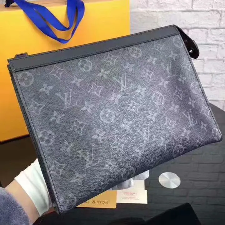 P130LV POCHETTE VOYAGE M61692 41696 Medium Handbag The handbag is made of the new iconic black and gray Monogram Eclipse canvas. This new Pochette Voyage medium handbag with a strong style can easily store personal essentials. Zipper closure - 1 internal patch pocket - 6 internal credit card slots - Specially coated canvas - Microfiber lining - Cowhide leather with Monogram canvas trim. size: 27*6*20-(upgraded version)
